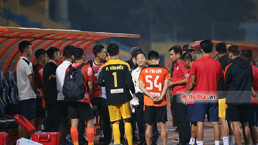 Cha con bầu Hiển xuống động viên cả đội SHB Đà Nẵng sau trận thua Hà Nội FC