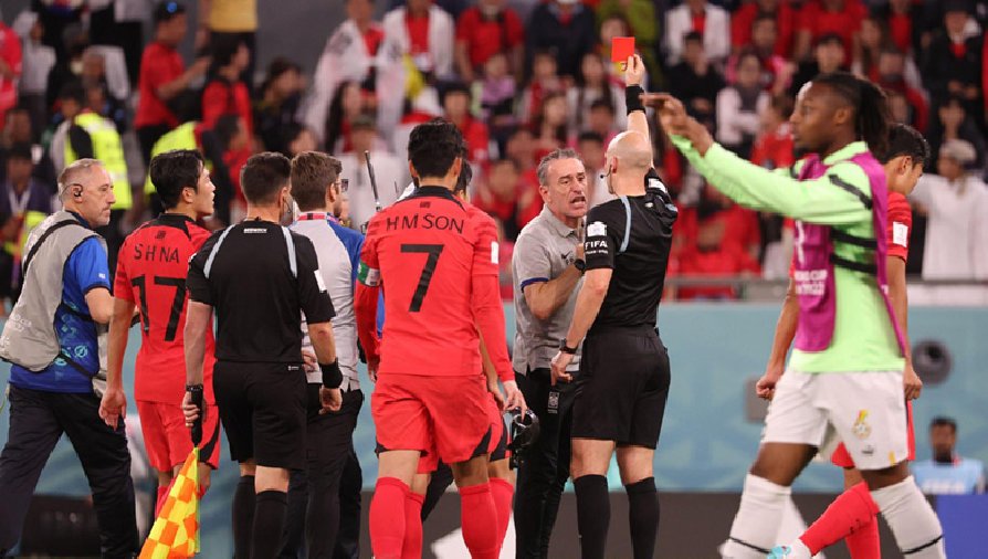 HLV ĐT Hàn Quốc xin lỗi học trò vì tấm thẻ đỏ ở trận thua Ghana