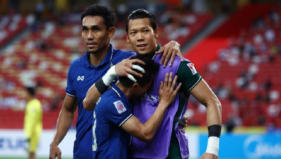 Kiatisuk động viên thủ môn Kawin sau chiến thắng của Thái Lan trước Indonesia
