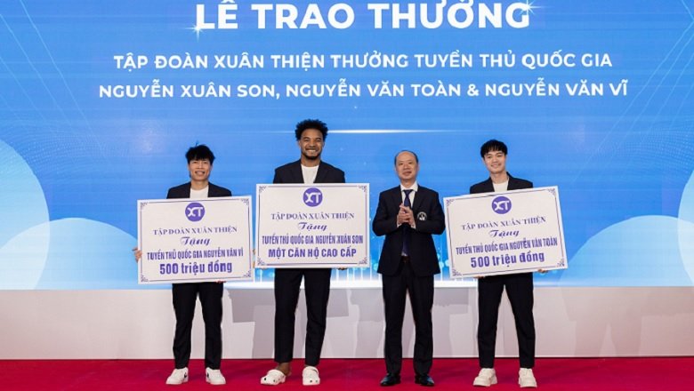 Xuân Son nhận 'thưởng khủng' trong ngày đầu năm mới