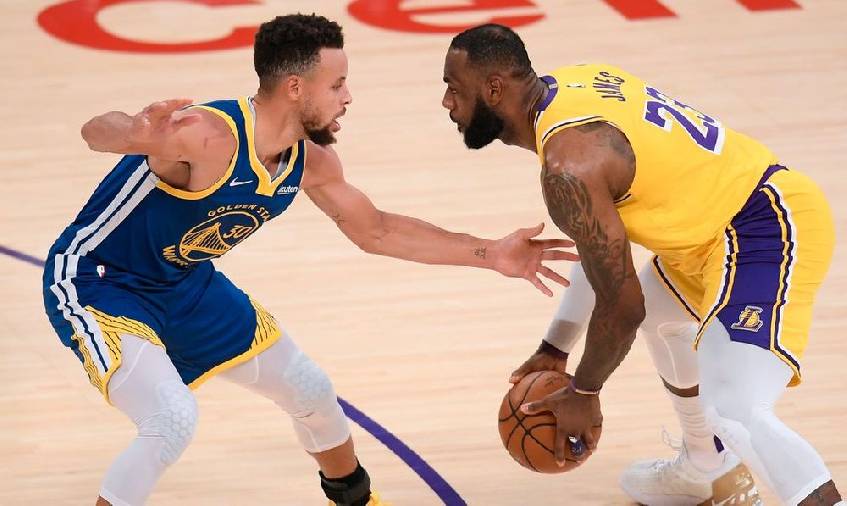 LeBron James gạ Curry về chung màu áo tại Lakers