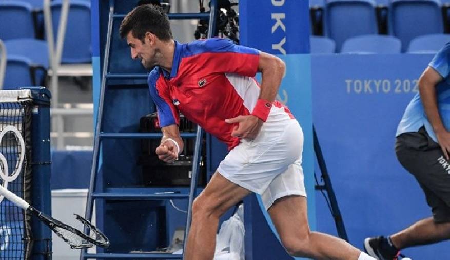 Tennis Olympic Tokyo 2021: Djokovic lại đập vợt, quăng vợt lên khán đài như một thói quen