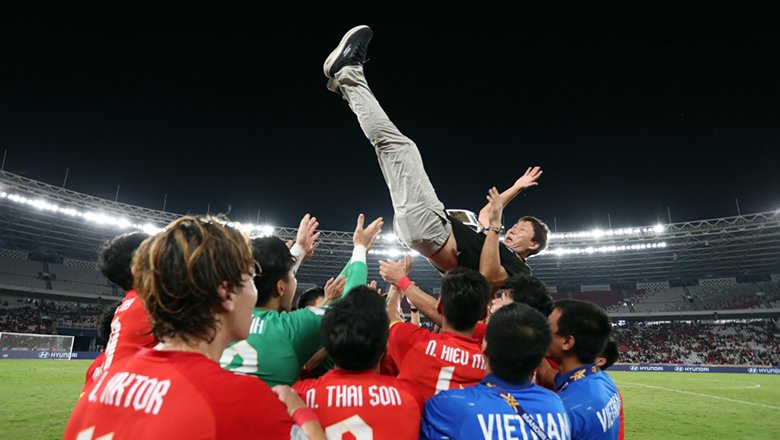 HLV Kim Sang Sik: Lưng tôi vẫn đau vì ngã khi ăn mừng vô địch U23 Đông Nam Á 2025