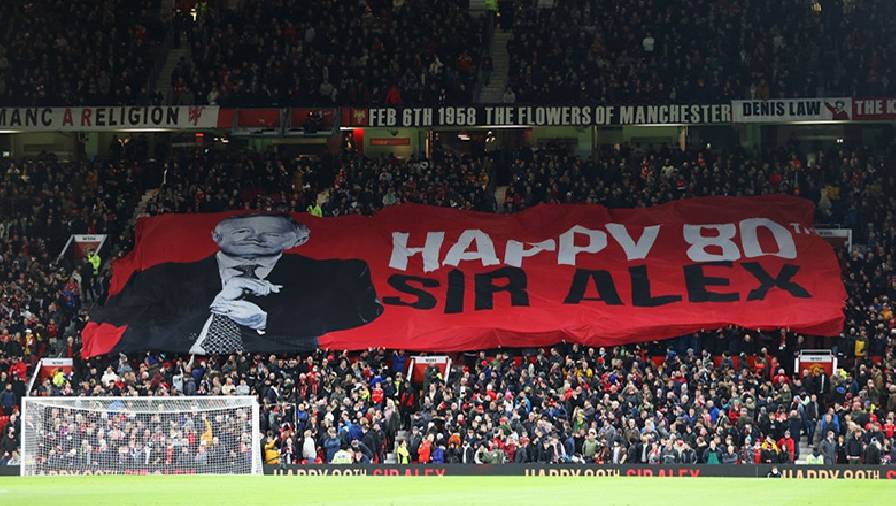 CĐV MU tung biểu ngữ mừng sinh nhật 80 tuổi của Sir Alex Ferguson