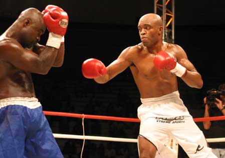 Huyền thoại UFC Anderson Silva kí hợp đồng đấu Boxing với Julio Cesar Chavez Jr. - Ảnh 2