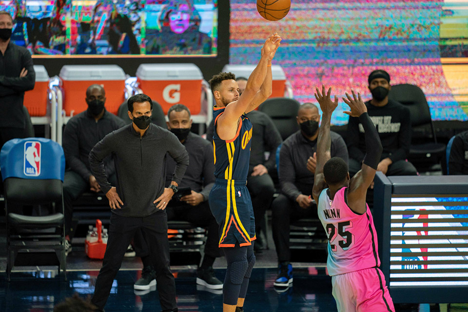 Nhận định bóng rổ NBA: Miami Heat vs Golden State Warriors - Chảo lửa Heat chờ bếp trưởng Curry (8h00 ngày 02/04) - Ảnh 1