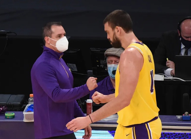 Marc Gasol khó chịu ra mặt khi phải ngồi dự bị tại Lakers - Ảnh 1
