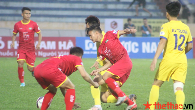Nam Định đả bại SLNA nhờ bàn thắng ở phút bù giờ - Ảnh 1