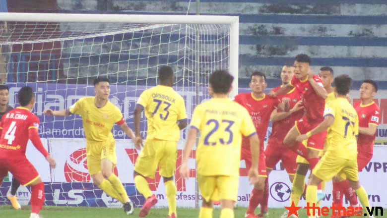 Nam Định đả bại SLNA nhờ bàn thắng ở phút bù giờ - Ảnh 2