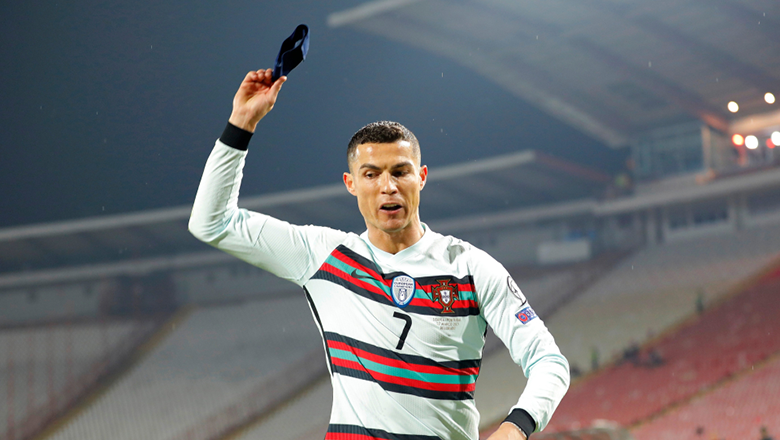 Đến lượt đôi giầy ngăn cản Ronaldo ghi bàn bị bán để làm từ thiện - Ảnh 2