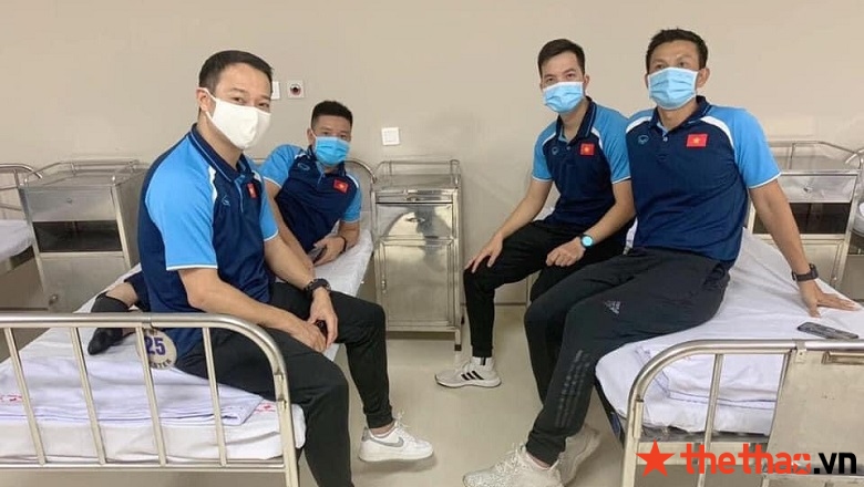Các thành viên trong ê kíp huấn luyện của ĐT Việt Nam đã được tiêm vaccine ngày 5/4