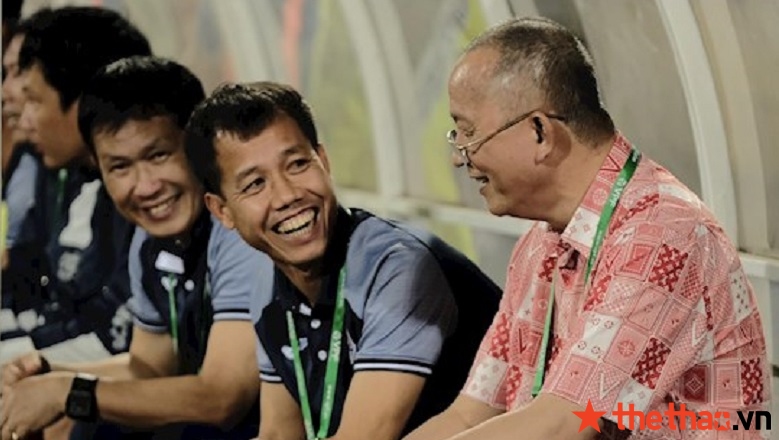 Bức ảnh bầu Hùng của TQN cười tươi sau thất bại 0-4 trước Hà Nội FC