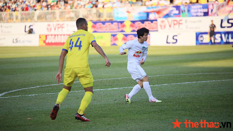 HLV Nam Định: Cầu thủ của tôi thi đấu tệ vì không khí loãng - Ảnh 1