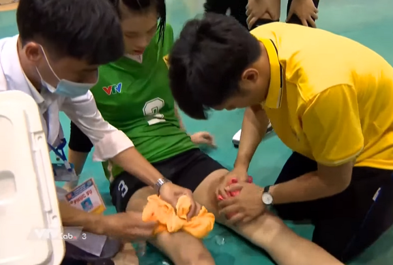 Trần Thị Thanh Thúy chấn thương trong trận chung kết cúp Hùng Vương 2021 - Ảnh 2