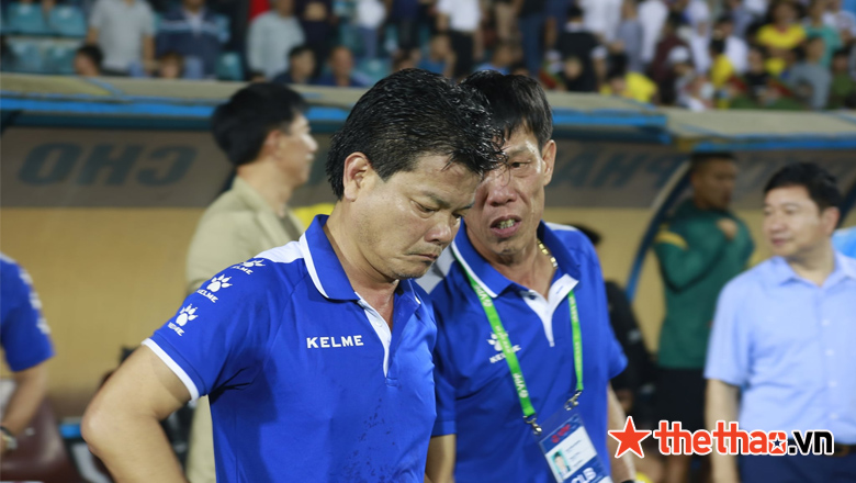 HLV Nguyễn Văn Sỹ bị truất quyền chỉ đạo ở vòng 11 V-League - Ảnh 1