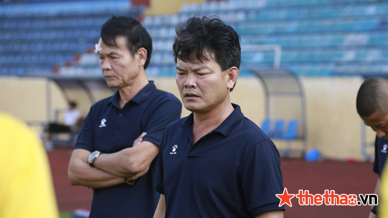 HLV Nguyễn Văn Sỹ bị truất quyền chỉ đạo ở vòng 11 V-League - Ảnh 2