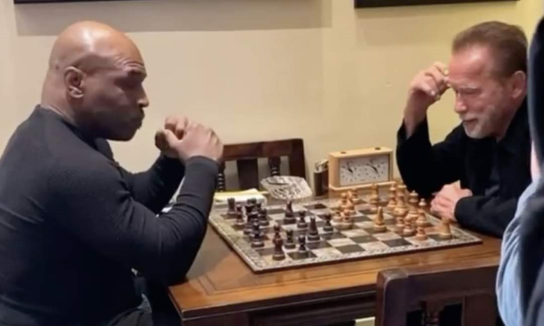 Mike Tyson đấu cờ vua với 