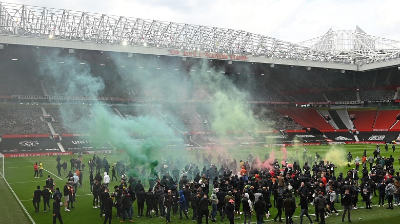 Các CĐV MU tràn vào sân khiến trận đấu với Liverpool bị hoãn hồi đầu tháng 5