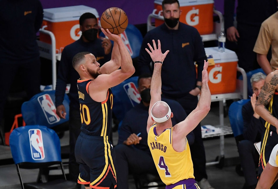 VIDEO: Stephen Curry 'BANG!' cháy với cú buzzer beater kết thúc nửa đầu trận Lakers-Warriors - Ảnh 1