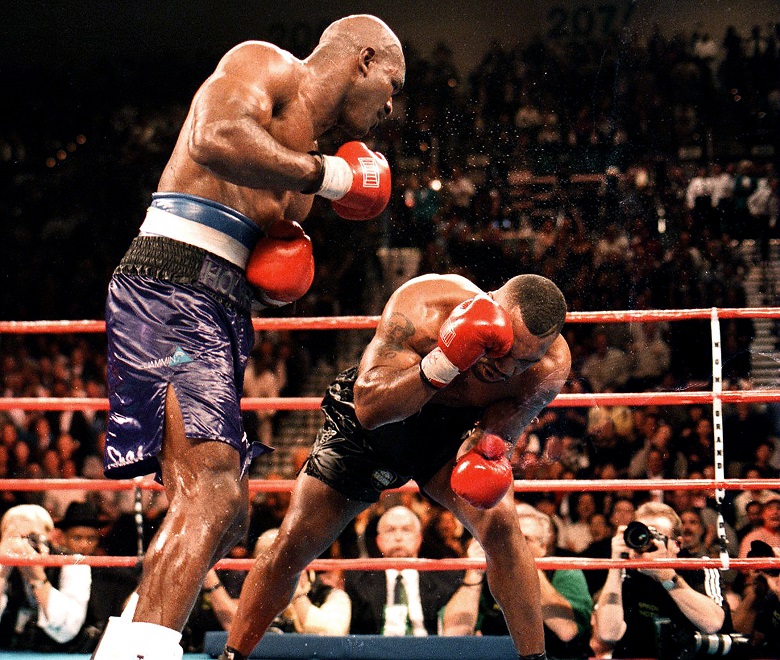 Mike Tyson đốt hơn triệu đô la trước đêm đấu với Evander Holyfield - Ảnh 3