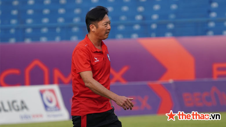 Lê Huỳnh Đức trở thành HLV thứ hai trong lịch sử bóng đá Việt Nam được nhận lót tay - Ảnh 2