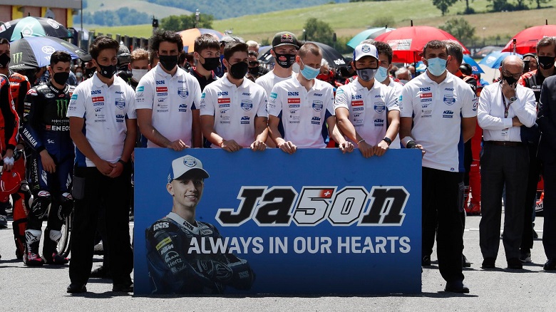 Gặp tai nạn kinh hoàng, tay đua motor Jason Dupasquier qua đời ở tuổi 19 - Ảnh 2