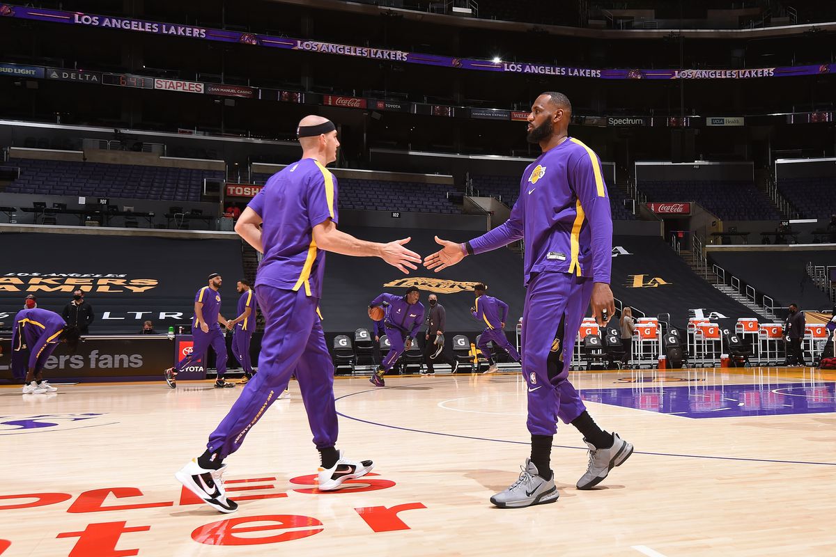 Los Angeles Lakers tự tin có thể giữ chân 'Mamba hói' Caruso - Ảnh 1