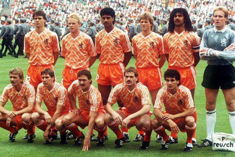 Kể chuyện EURO 1988: Cú volley nghịch logic kéo sập một huyền thoại - Ảnh 1