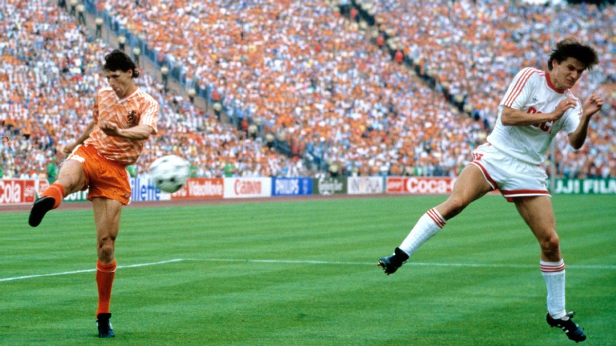 Kể chuyện EURO 1988: Cú volley nghịch logic kéo sập một huyền thoại - Ảnh 2