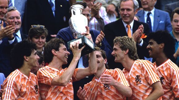 Kể chuyện EURO 1988: Cú volley nghịch logic kéo sập một huyền thoại - Ảnh 3