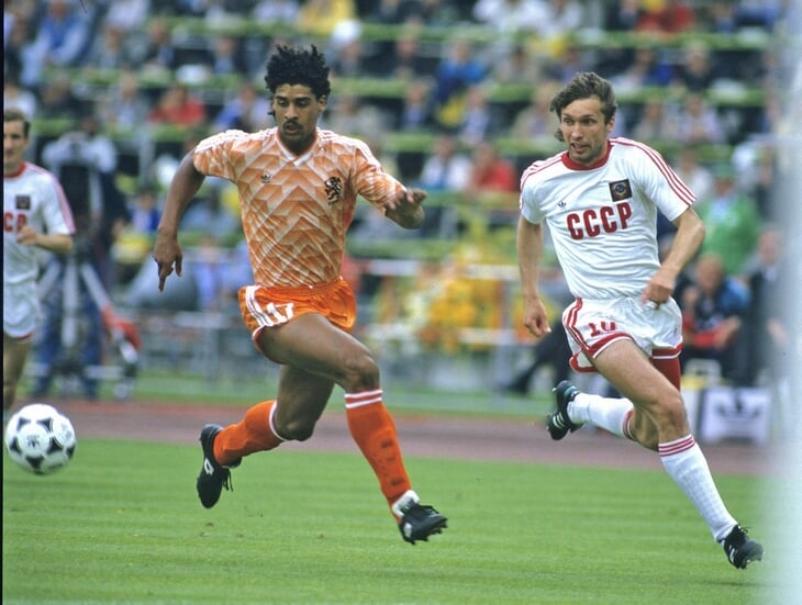 Kể chuyện EURO 1988: Cú volley nghịch logic kéo sập một huyền thoại - Ảnh 4