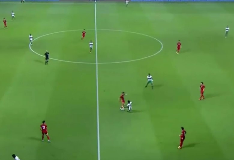 VIDEO: Tuấn Anh bị cầu thủ Indonesia phi chân vào ống đồng - Ảnh 1