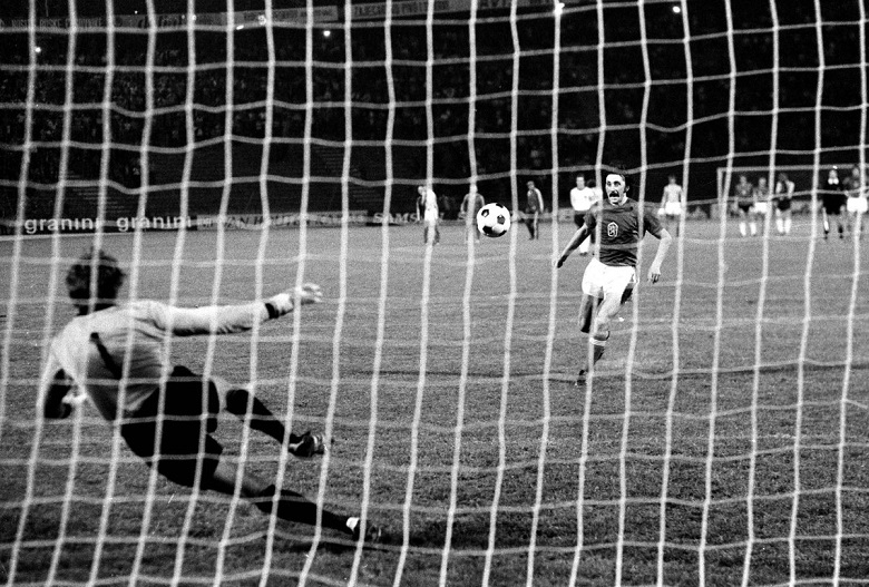 10 khoảnh khắc điên rồ nhất lịch sử EURO: Kiệt tác volley của Van Basten - Ảnh 2