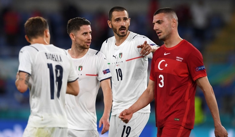 Hậu vệ Thổ Nhĩ Kỳ ghi bàn phản lưới nhà lịch sử ở EURO - Ảnh 1
