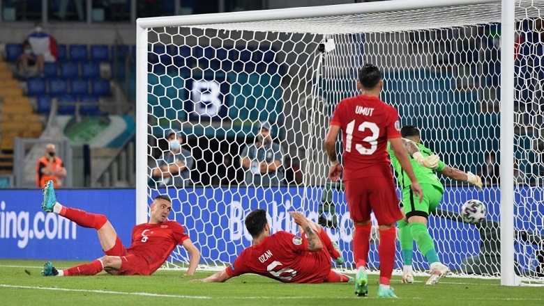 Hậu vệ Thổ Nhĩ Kỳ ghi bàn phản lưới nhà lịch sử ở EURO - Ảnh 2