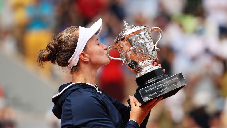 Krejcikova đả bại Pavlyuchenkova, Roland Garros đón “nữ hoàng” mới - Ảnh 2