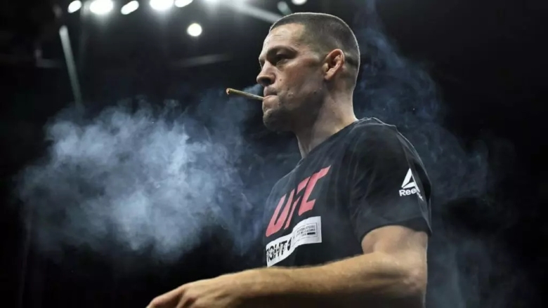 Nate Diaz phì phèo khói thuốc tại họp báo UFC, không sợ bị giải đấu cấm cửa - Ảnh 1
