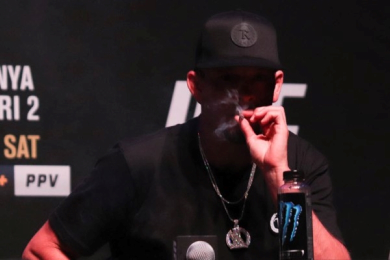 Nate Diaz phì phèo khói thuốc tại họp báo UFC, không sợ bị giải đấu cấm cửa - Ảnh 2