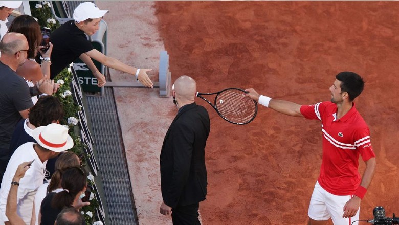 Tặng vợt vô địch cho fan nhí, Djokovic làm nức lòng người hâm mộ - Ảnh 1
