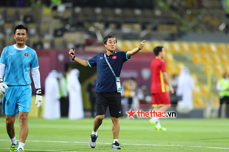 HLV Park Hang-seo ngồi trên khán đài trận Việt Nam vs UAE - Ảnh 1