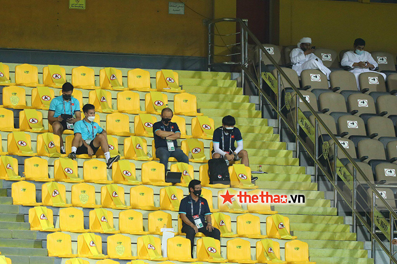 HLV Park Hang-seo ngồi trên khán đài trận Việt Nam vs UAE - Ảnh 2