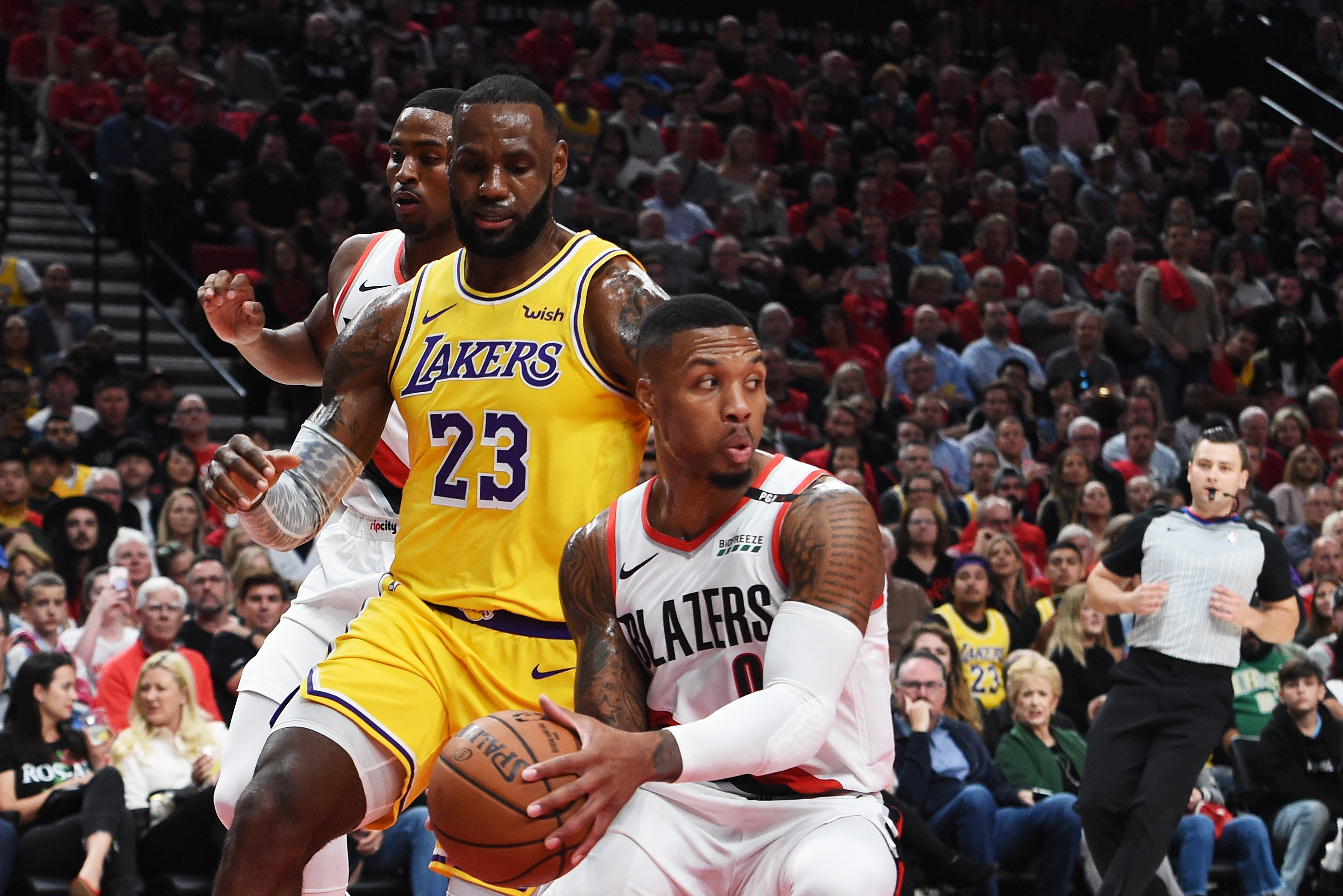 Los Angeles Lakers mơ được sở hữu Damian Lillard - Ảnh 1