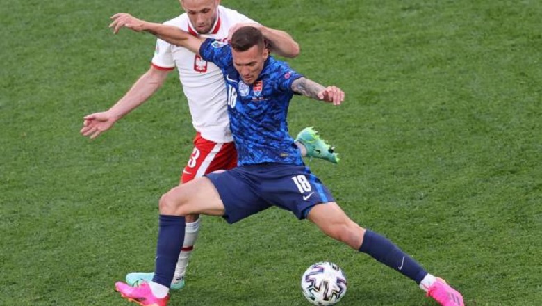 Sao Slovakia hé lộ chuyện làm ‘gián điệp’ trong trận thắng Ba Lan - Ảnh 1