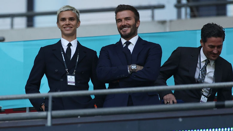 Beckham ‘đọ sắc’ cùng con trai, Sir Alex xuất hiện trên khán đài trận Anh gặp Scotland - Ảnh 1