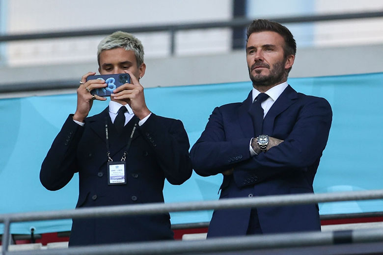 Beckham ‘đọ sắc’ cùng con trai, Sir Alex xuất hiện trên khán đài trận Anh gặp Scotland - Ảnh 2