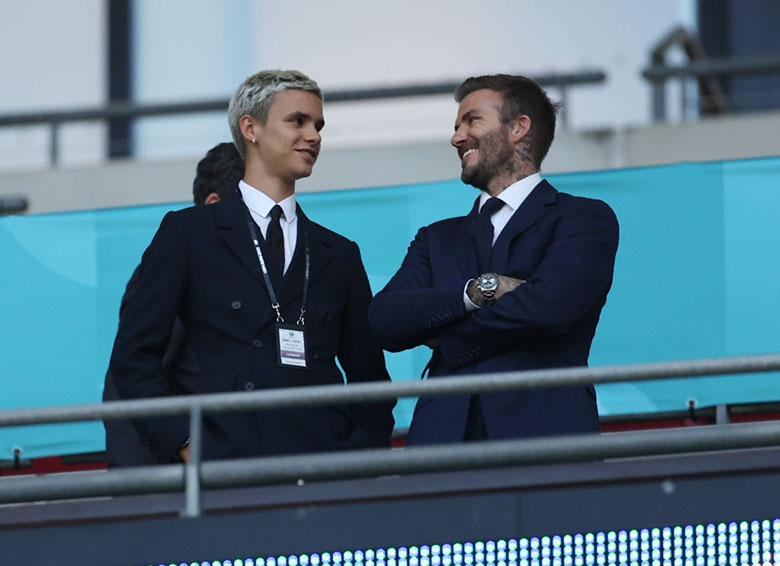 Beckham ‘đọ sắc’ cùng con trai, Sir Alex xuất hiện trên khán đài trận Anh gặp Scotland - Ảnh 3