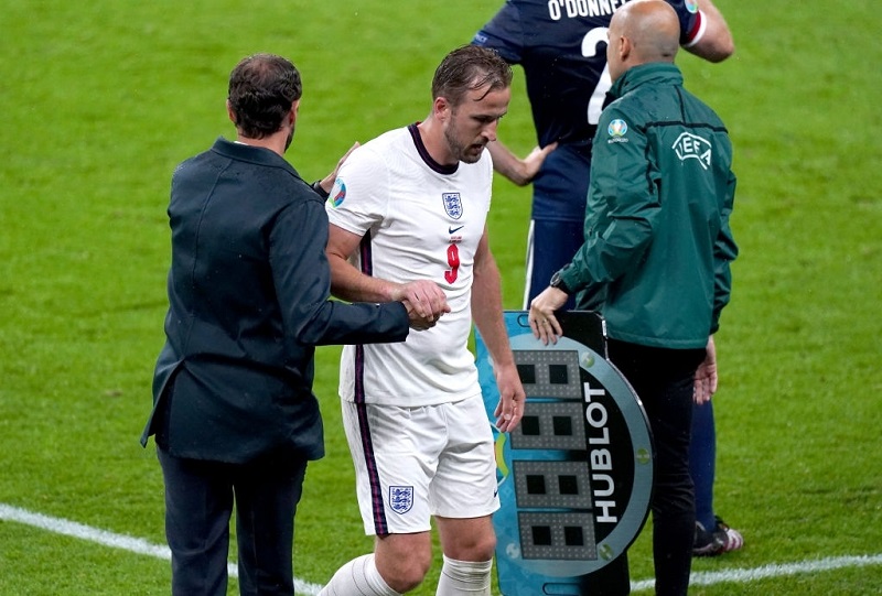Harry Kane cúi gầm mặt khi bị thay ra sớm, từ chối chỉ trích HLV ĐT Anh - Ảnh 2