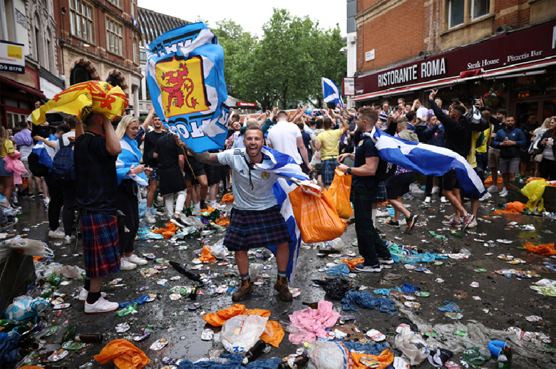 Quảng trường Leicester hóa 'bãi rác' sau trận Anh vs Scotland - Ảnh 1