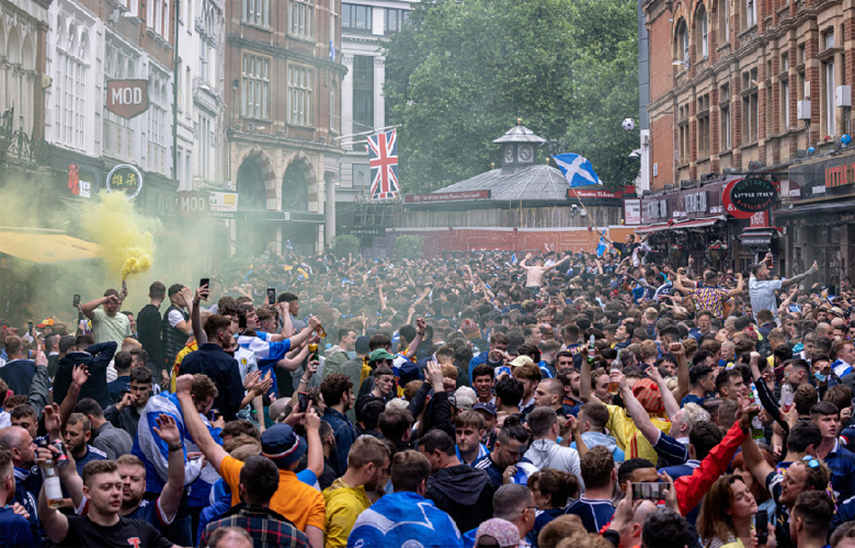 Quảng trường Leicester hóa 'bãi rác' sau trận Anh vs Scotland - Ảnh 2