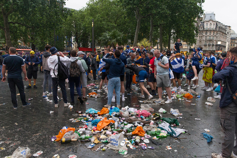 Quảng trường Leicester hóa 'bãi rác' sau trận Anh vs Scotland - Ảnh 3